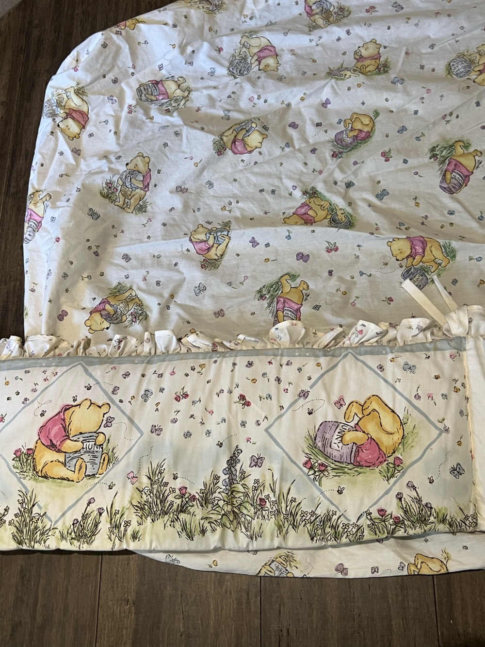 Vintage 1997 beige pink Disney Winnie The Pooh baby crib sheet & ruffled bumper - Picture 5 of 10